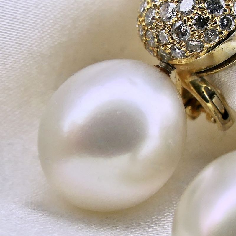 Image 7 of Utopia gold earrings with pearl and diamonds; 1.54 ct.