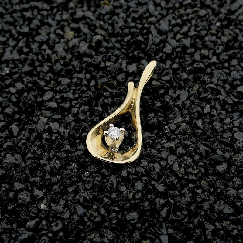 Image 2 of Gold pendant with diamond | 0.12 ct.