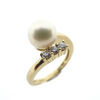 Gold ring with pearl and diamonds | 0.21 ct.