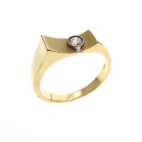 Gold solitaire ring with diamond; 0.15 ct.