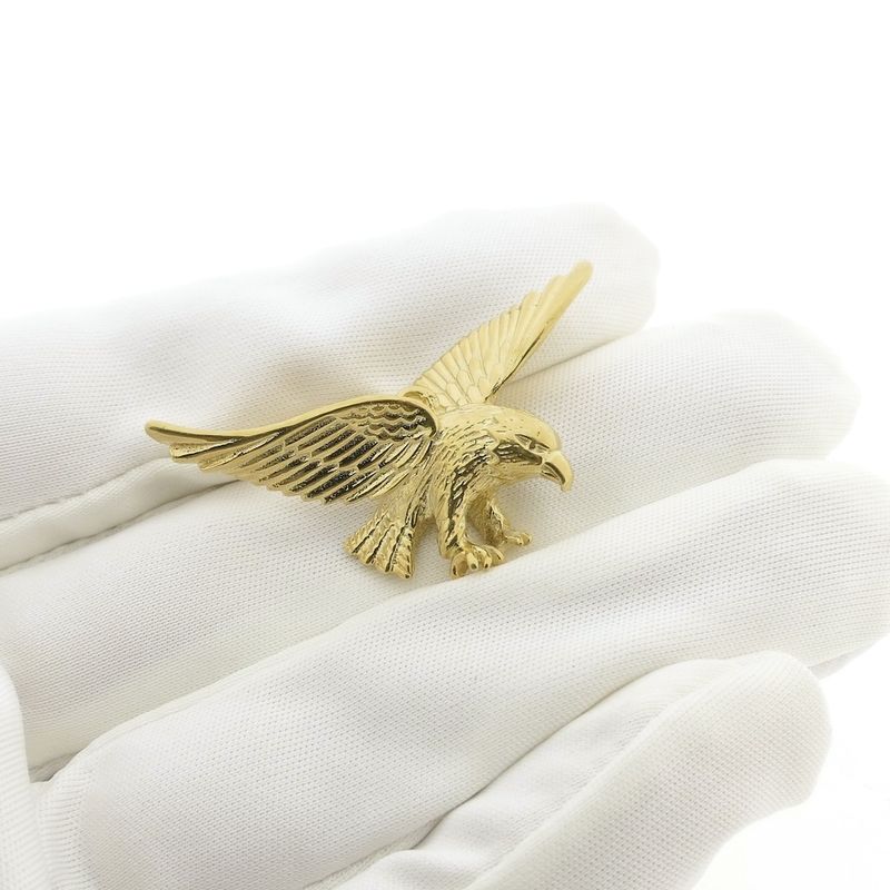 Image 3 of Gold pendant of an eagle