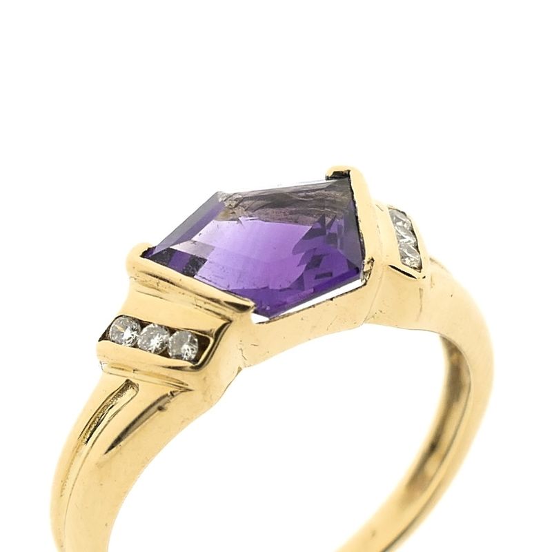 Image 3 of Gold ring with amethyst and diamond | 0.03 ct.