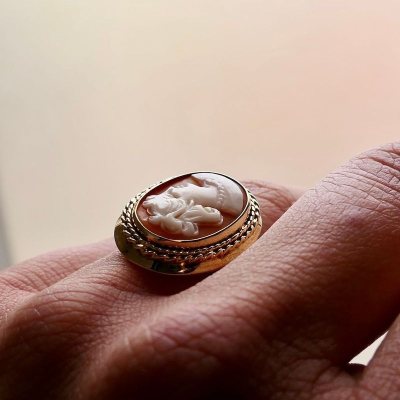 Afbeelding 7 van Gouden ring met uitgesneden portret van camee