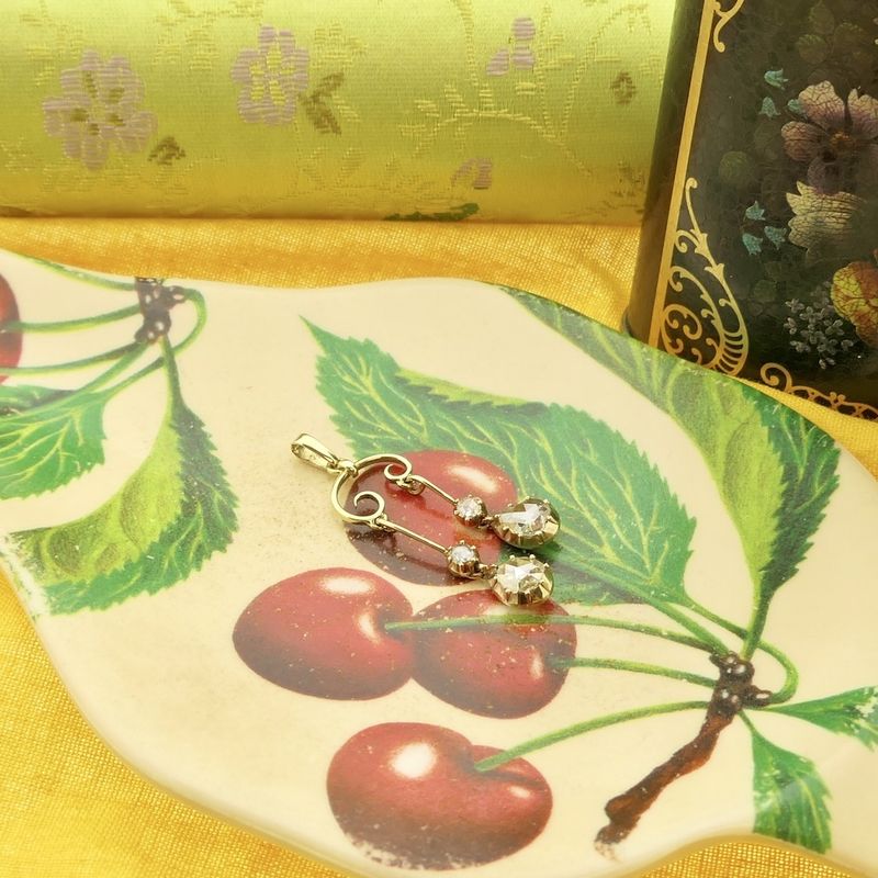 Image 2 of Gold pendant with diamonds; Approx. 0.50 ct.