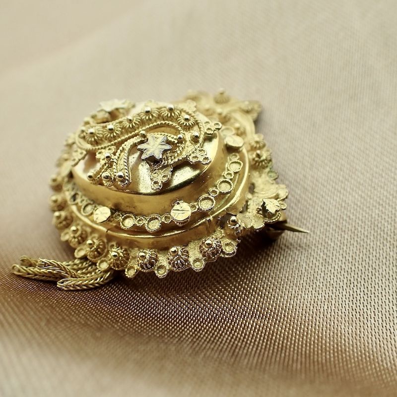 Image 5 of Old Dutch gold brooch with a cap bell