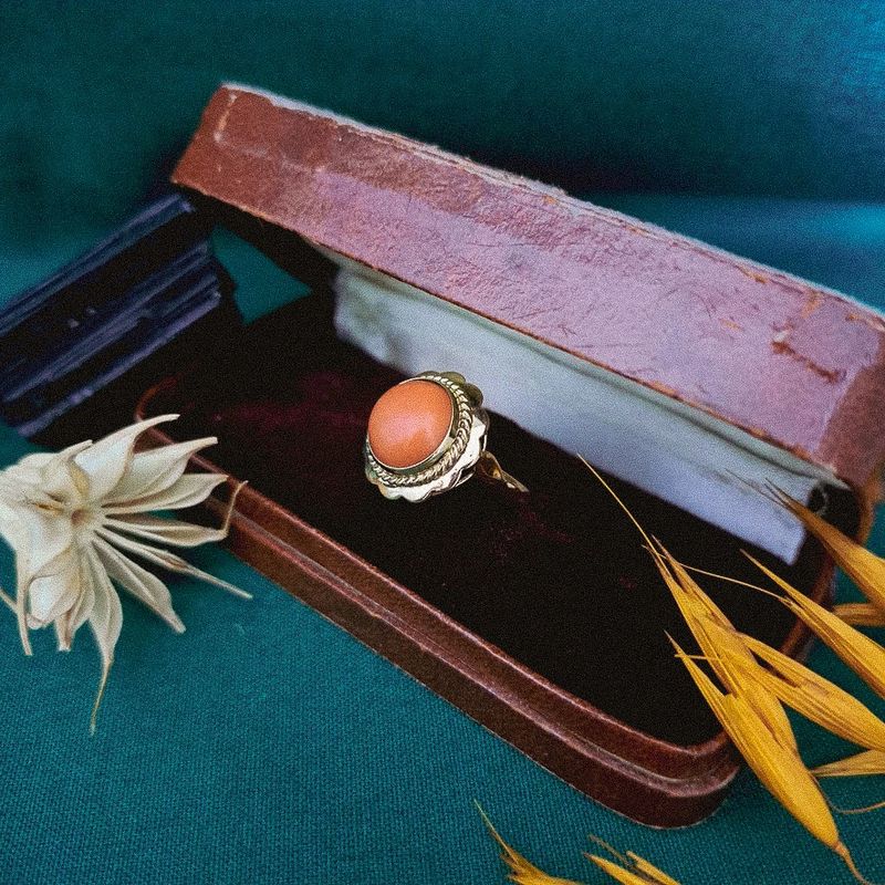 Image 2 of Gold ring with red coral | Vintage