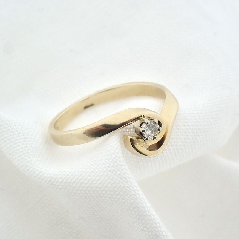 Image 6 of Gold solitaire ring with diamond; 0.07 ct.