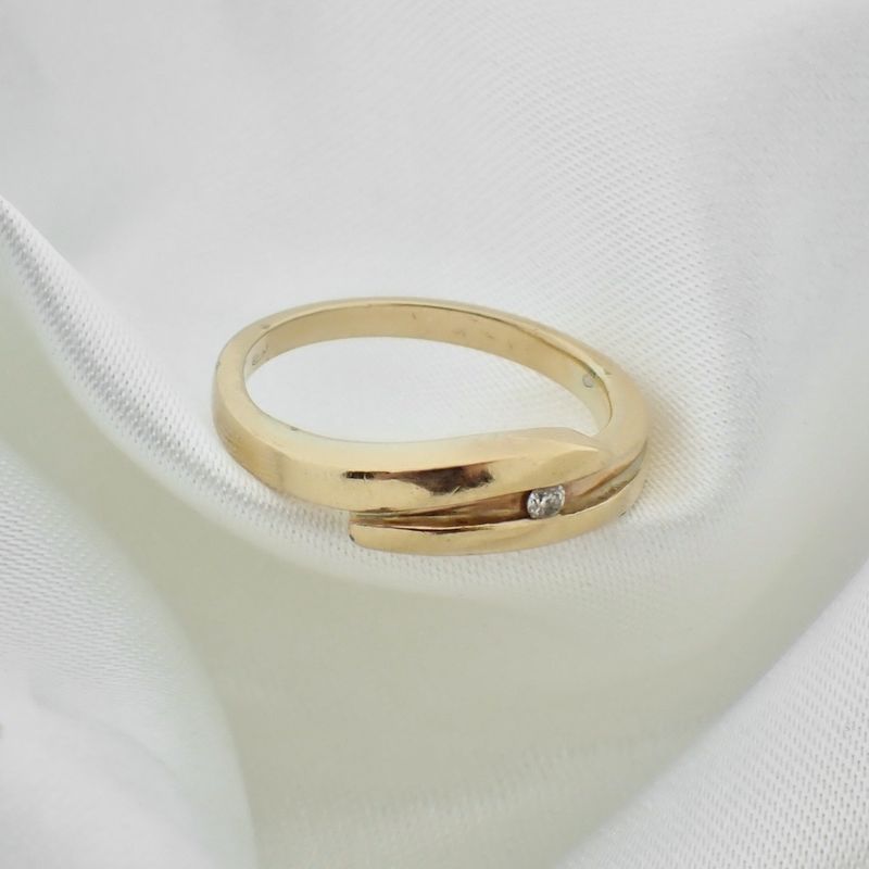Image 6 of Gold solitaire ring with diamond; 0.02 ct.