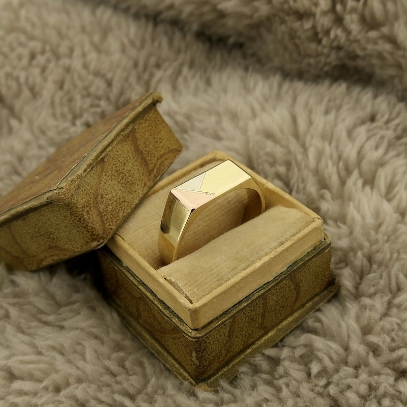 Image 2 of Tricolor gold signet ring | Men