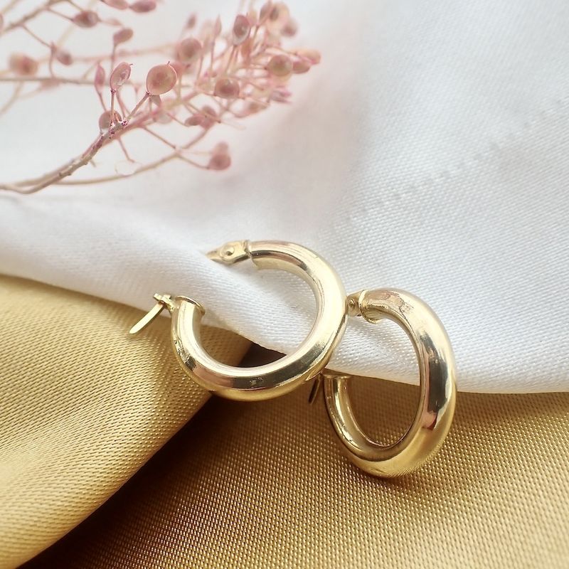 Image 2 of Gold subtle earrings | Ø 16 mm