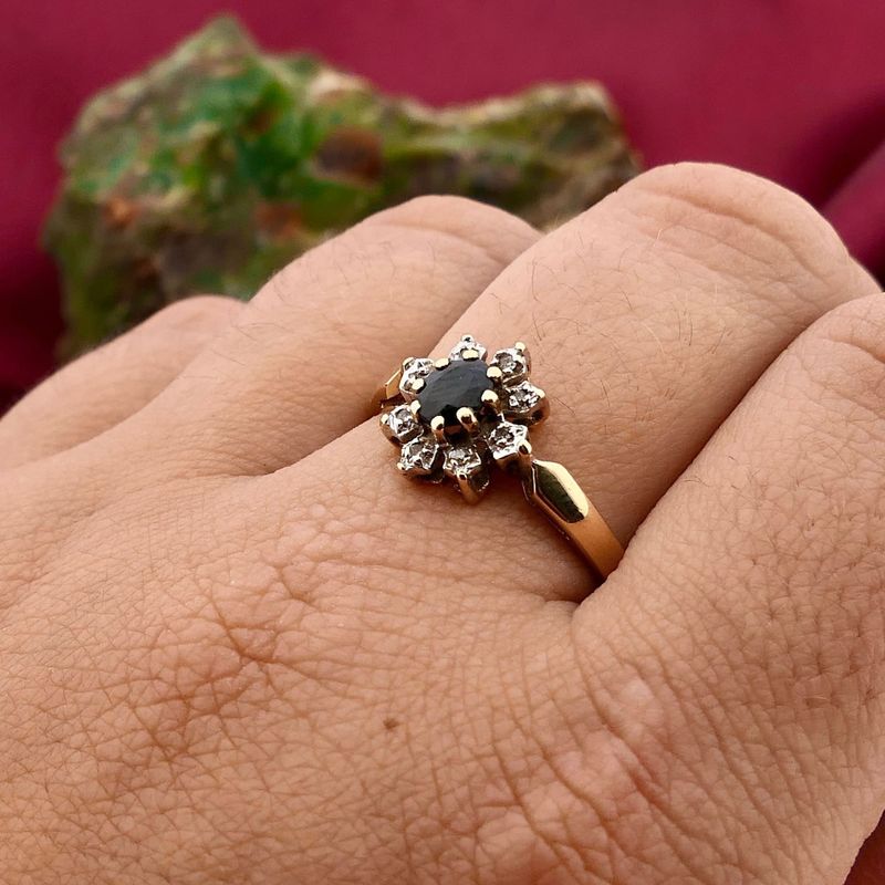 Afbeelding 4 van Gouden ring met saffier en diamant; 0,04 ct.