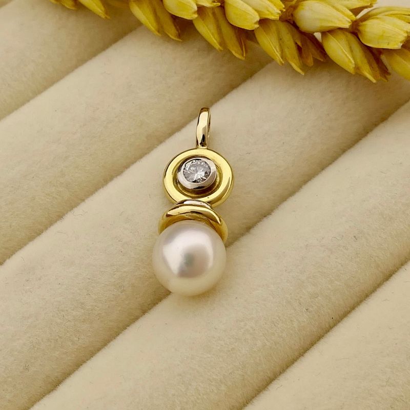 Afbeelding 2 van Bicolor gouden hanger met parel en diamant; 0,20 ct.