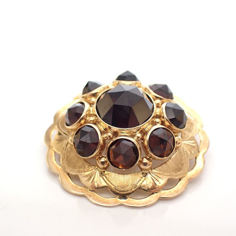 Image 3 of Vintage gold pendant/brooch with garnet stones