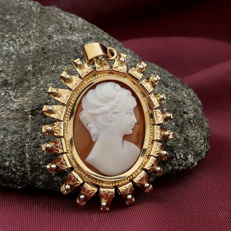Image 1 of Vintage gold pendant/brooch with cameo