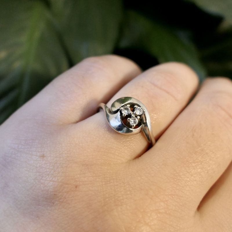 Image 9 of White gold ring with diamond | 0.12 ct.