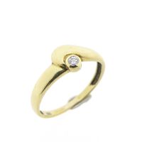 Gold solitaire ring with diamond; 0.04 ct.