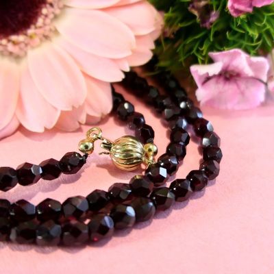 Glass bead necklace/saucer with gold clasp; Antique | 93 cm Image 2 of Glass bead necklace/saucer with gold clasp; Antique | 93 cm