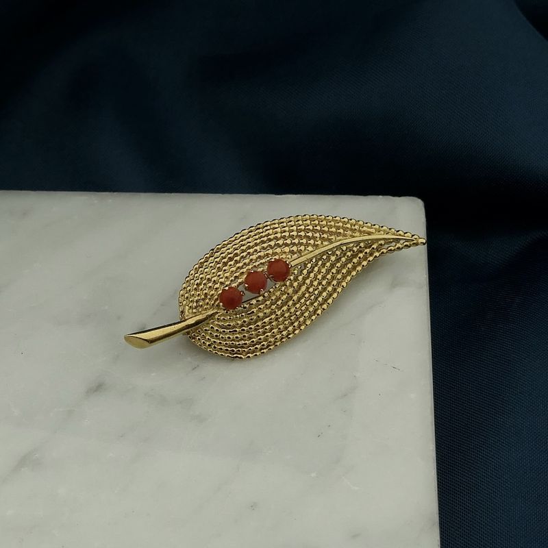 Image 9 of 18 ct. Gold feather brooch with red coral | Vintage