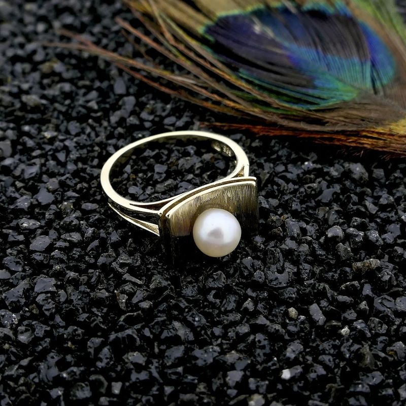 Image 2 of Vintage gold ring with pearl.