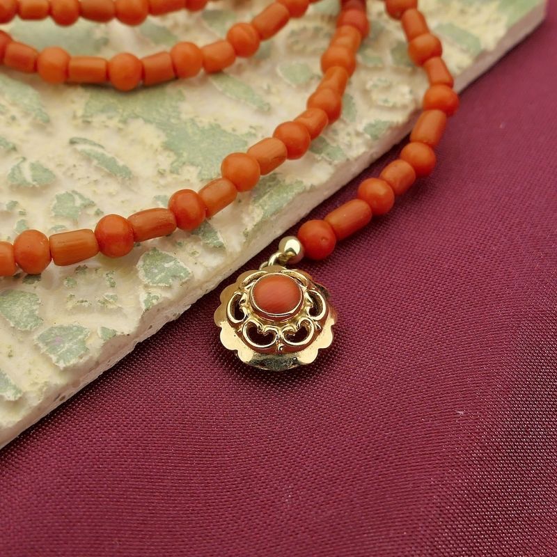 Image 2 of Red coral bead necklace with gold clasp; Antique | 46.5 cm
