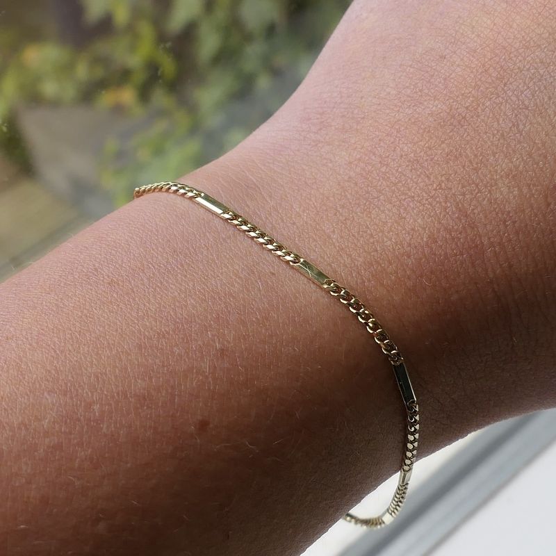 Image 10 of Gold closed Figaro link bracelet | 19 cm