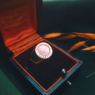 Image 2 of 8 carat ring with commemorative coin | John. F Kennedy