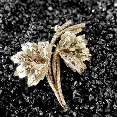 Gold floral brooch | Vintage Image 2 of Gold floral brooch | Vintage