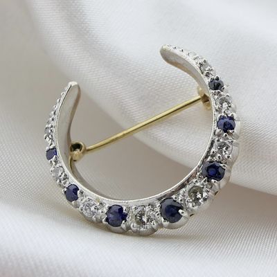 9 carat brooch with sapphire and diamond; 0.34 ct. Image 2 of 9 carat brooch with sapphire and diamond; 0.34 ct.