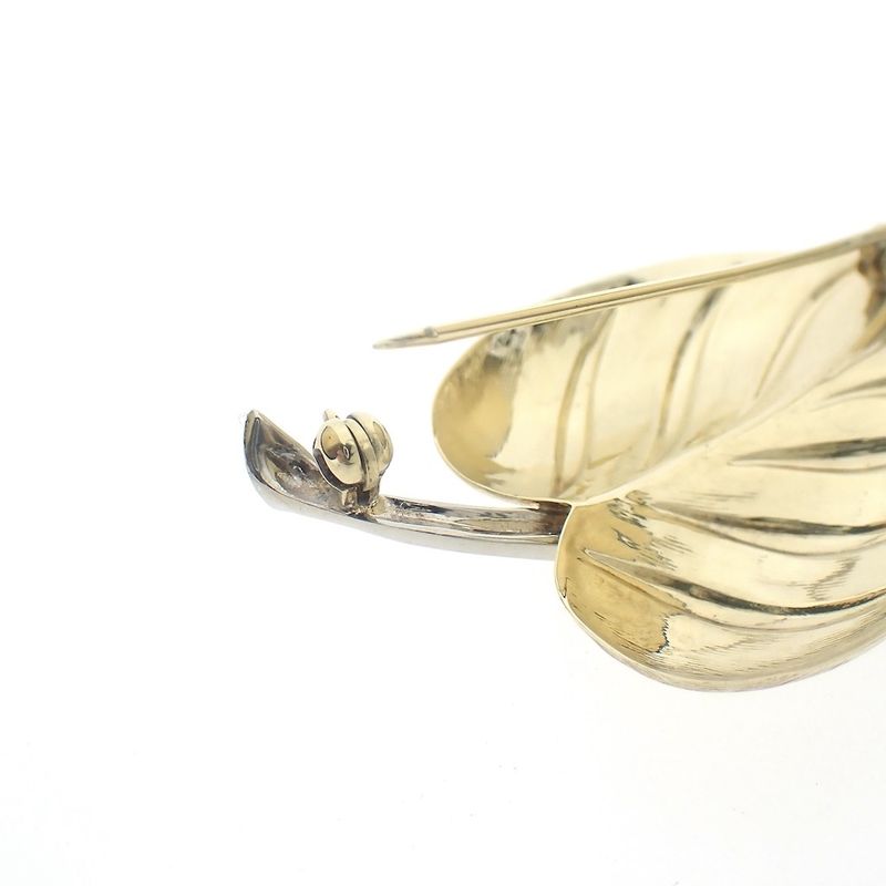 Image 4 of Two-tone gold brooch of a leaf