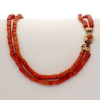 Blood coral bead necklace with gold clasp; Antique | 39 cm