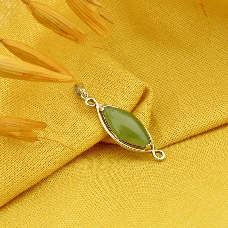 Image 2 of 9 carat pendant with jade