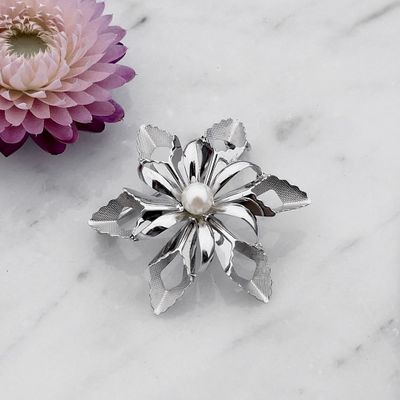 Image 2 of 8 Karat Flower Brooch with Cultured Pearl