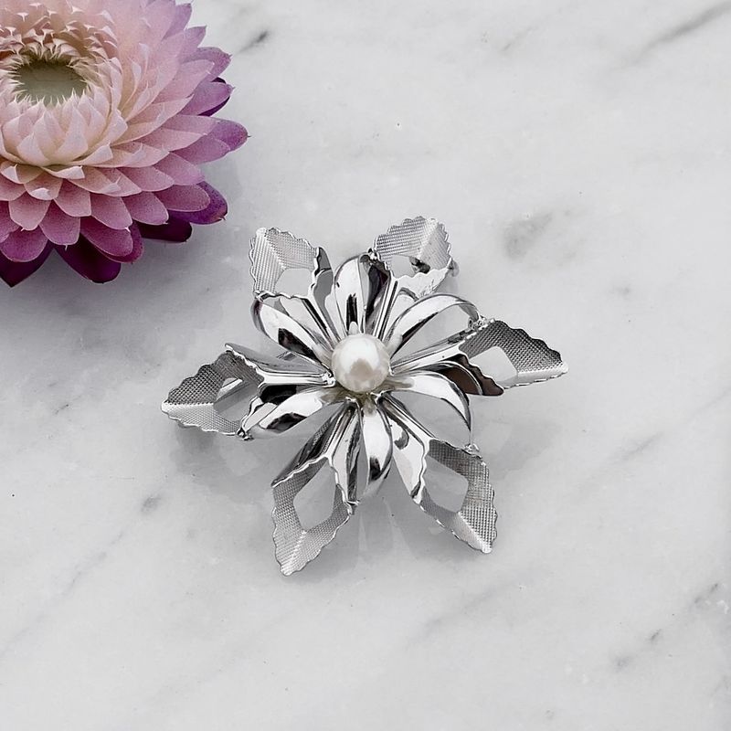 Image 2 of 8 Karat Flower Brooch with Cultured Pearl