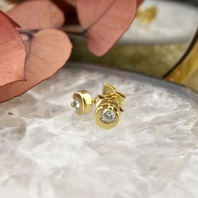 18 ct. Gold stud earrings with diamond | 0.16 ct. Image 2 of 18 ct. Gold stud earrings with diamond | 0.16 ct.