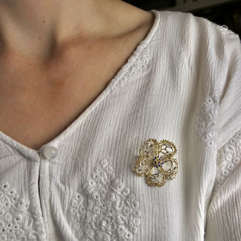 Image 7 of Gold brooch as a flower with enamel