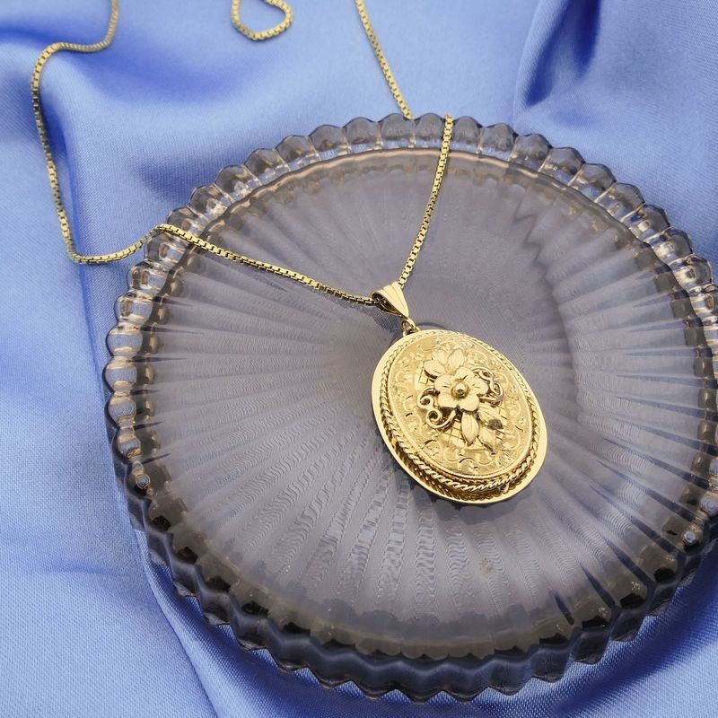 Image 2 of Vintage gold pendant with flower