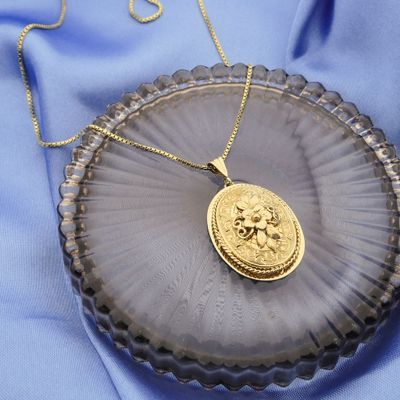 Vintage gold pendant with flower Image 2 of Vintage gold pendant with flower