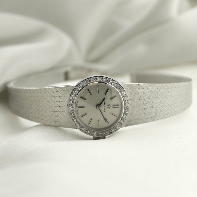 Image 11 of Omega Genève 'Cocktail Watch'; 18k. witgouden dames horloge met diamanten