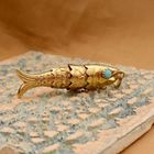 Afbeelding 2 van Gouden hanger van een vis met Turquoise