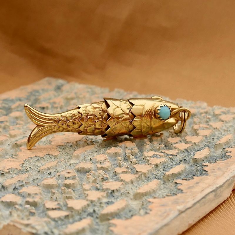 Afbeelding 2 van Gouden hanger van een vis met Turquoise