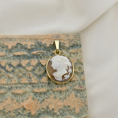 Image 2 of Gold pendant with cameo