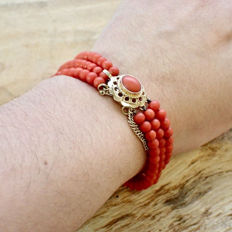 Image 3 of Red coral beads bracelet with gold clasp; Antique | Ø 60mm