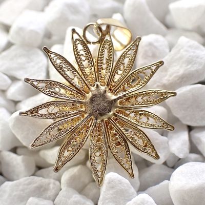 Image 2 of Vintage gold flower pendant with filigree technique