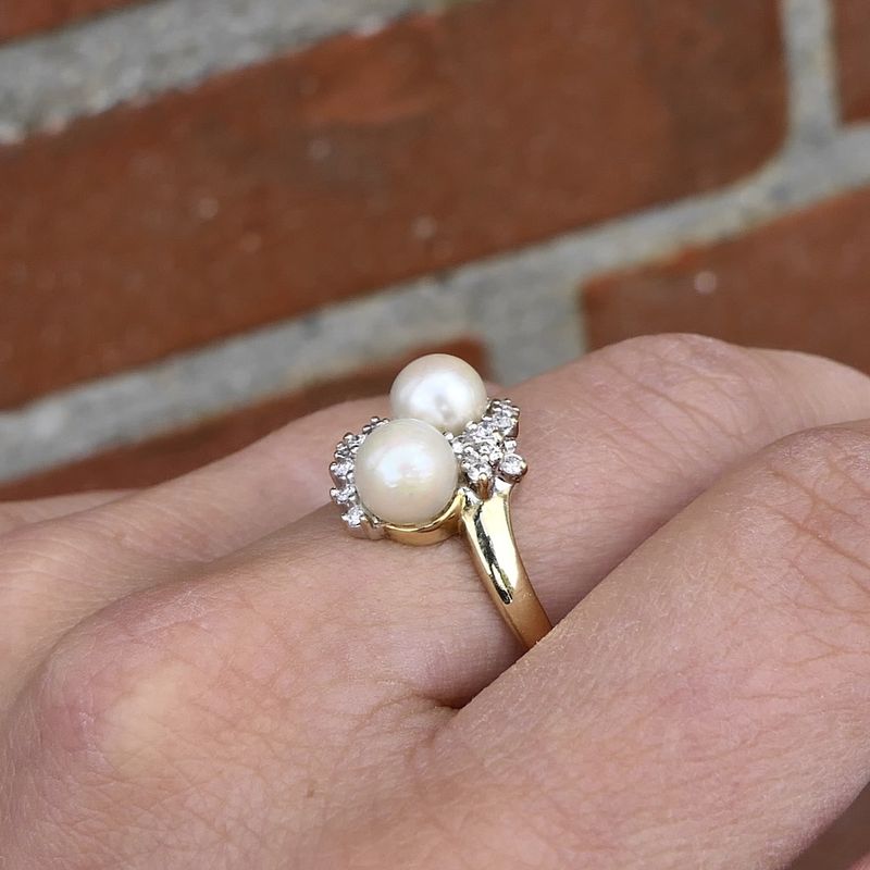 Image 5 of Gold ring with pearl and diamond 0.28 ct.