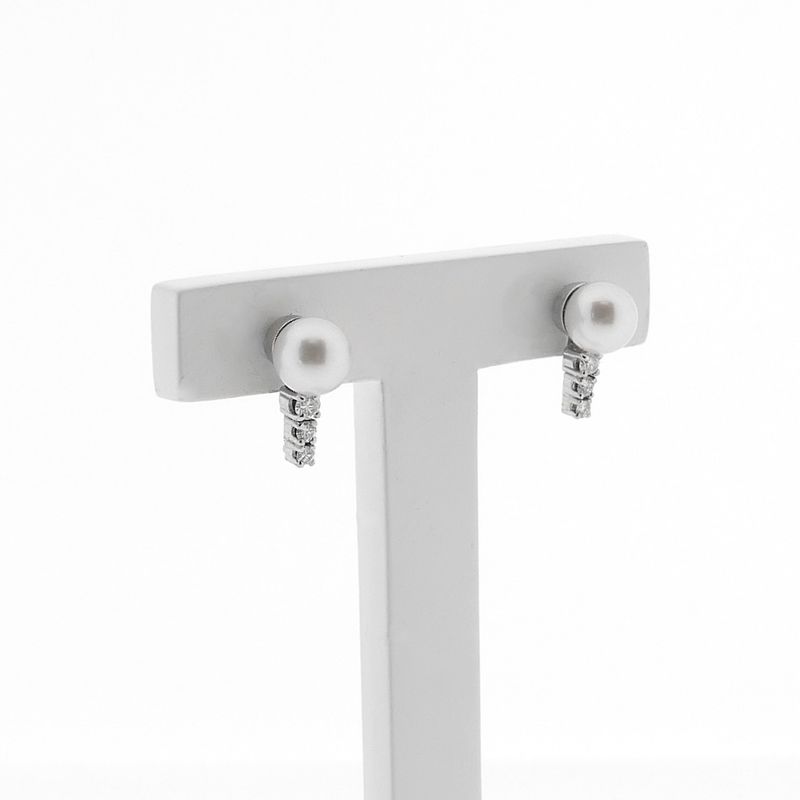 Image 1 of White gold stud earrings set with diamonds and a pearl | 0.17 ct.