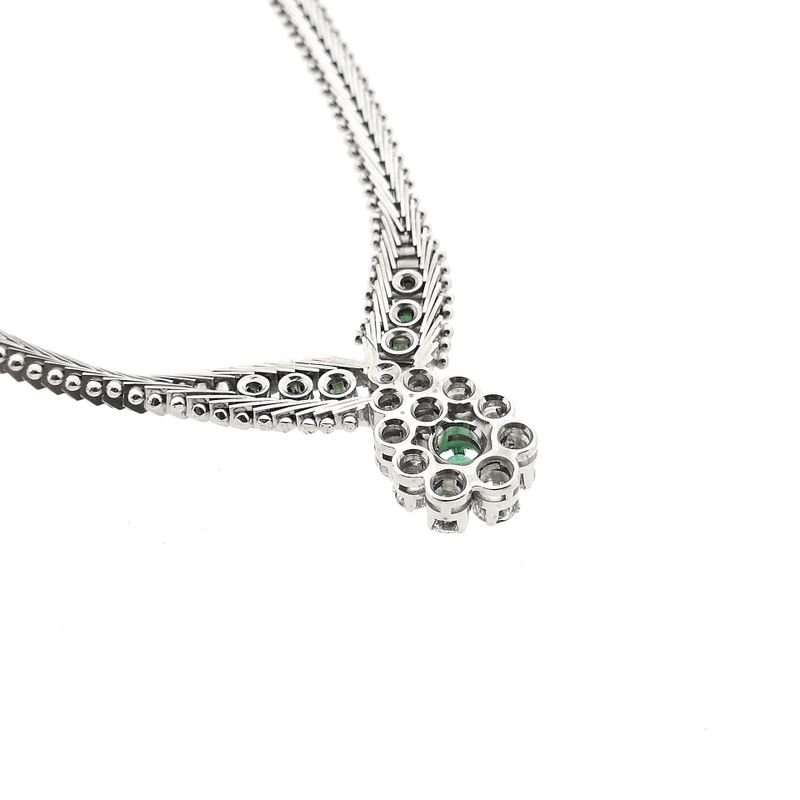 Afbeelding 9 van Witgouden visgraat schakelcollier met smaragd en diamanten; 0,77 ct.
