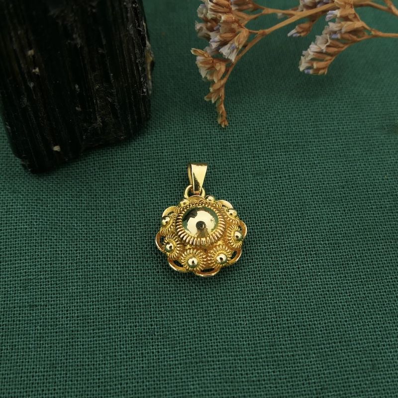 Image 2 of Gold pendant of a Zeeland button