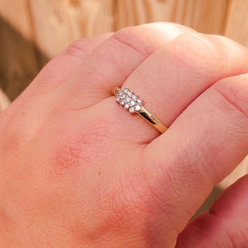 Image 4 of 18-karat gold ring with pavé settings and diamonds | 0.09 ct.