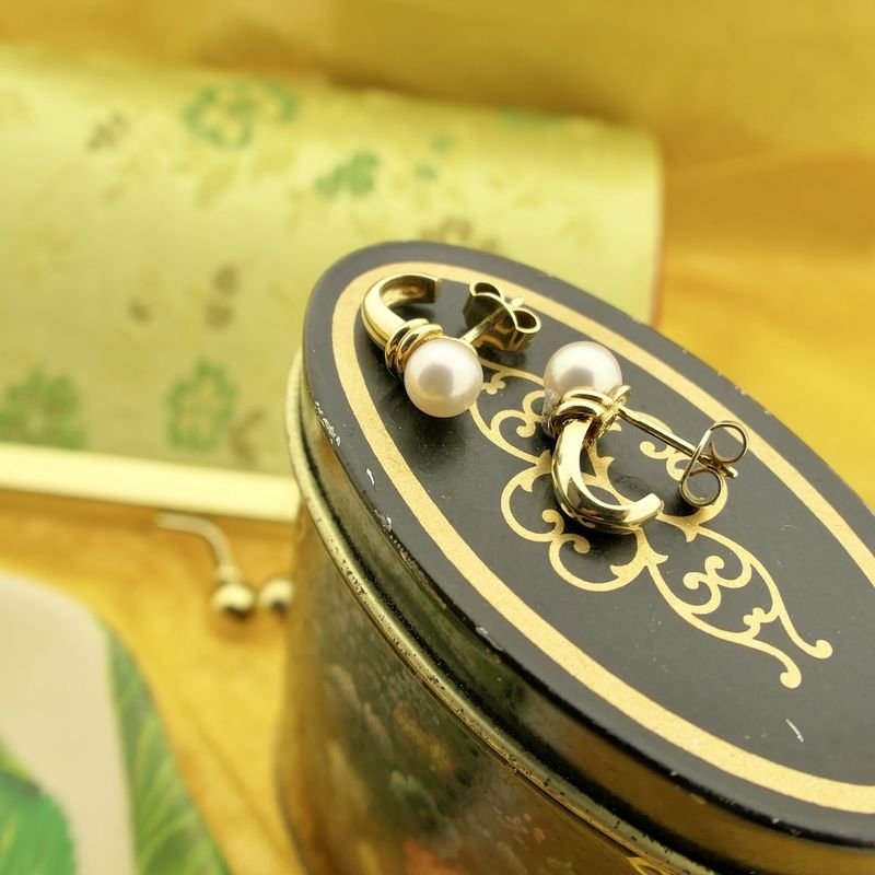 Image 2 of Gold stud earrings with pearl