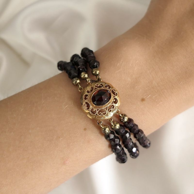 Image 11 of Garnet bracelet with gold clasp; Antique/vintage | 20 cm